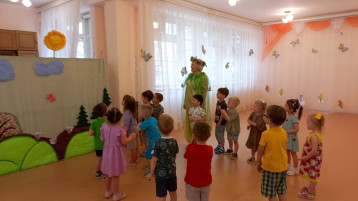 Веселей весну встречай! Веселей весну встречай!.